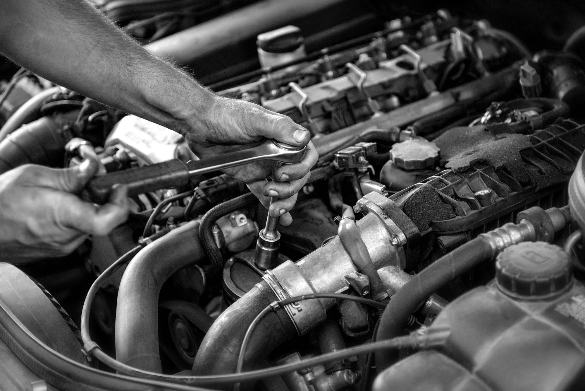Intervention mécanique sur un moteur dans l'atelier Rouen Garage